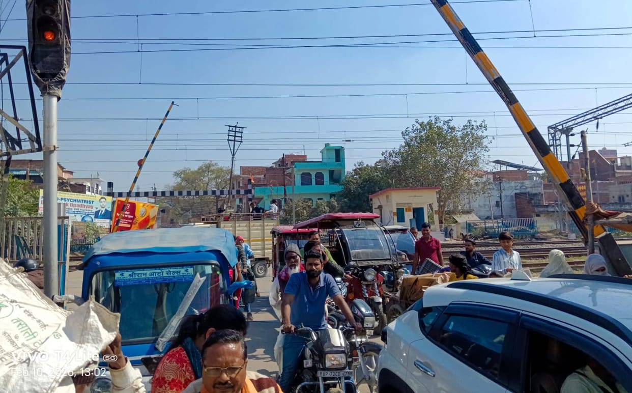 Crowd of vehicles... crossing not closed, freight train stood for an hour