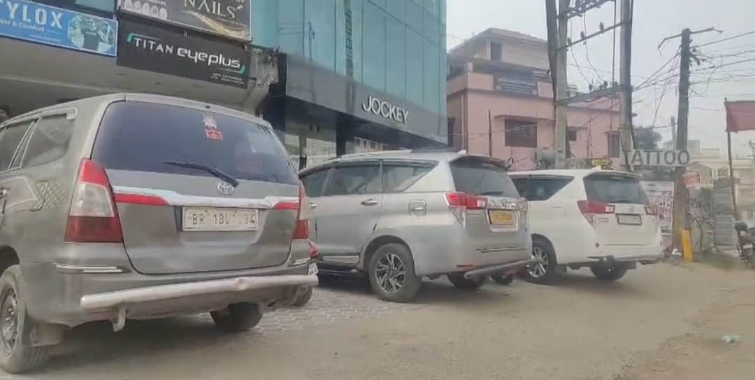 जिला स्कूल रोड स्थित पनोरामा ऑफिस में छापेमारी करते टीम