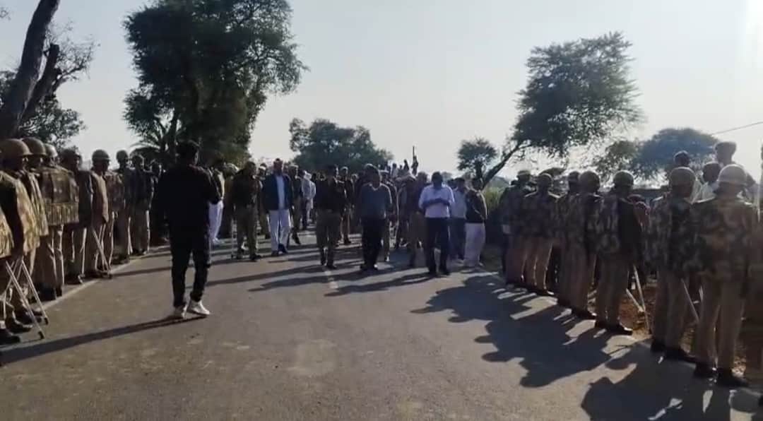 जाम और प्रदर्शन के दौरान सड़क पर मौजूद पुलिस फोर्स।