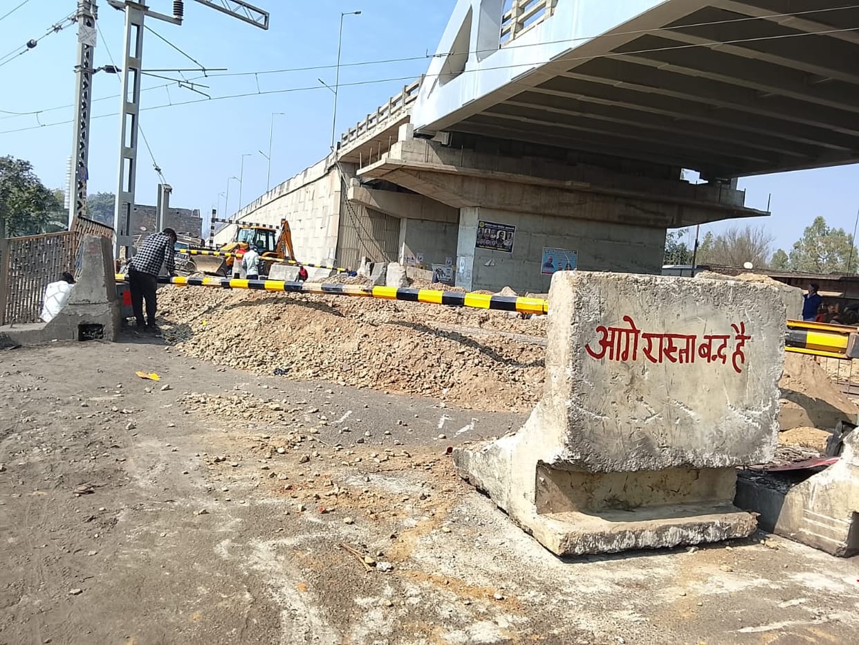 The railway crossing under the overbridge in Fardhan is closed