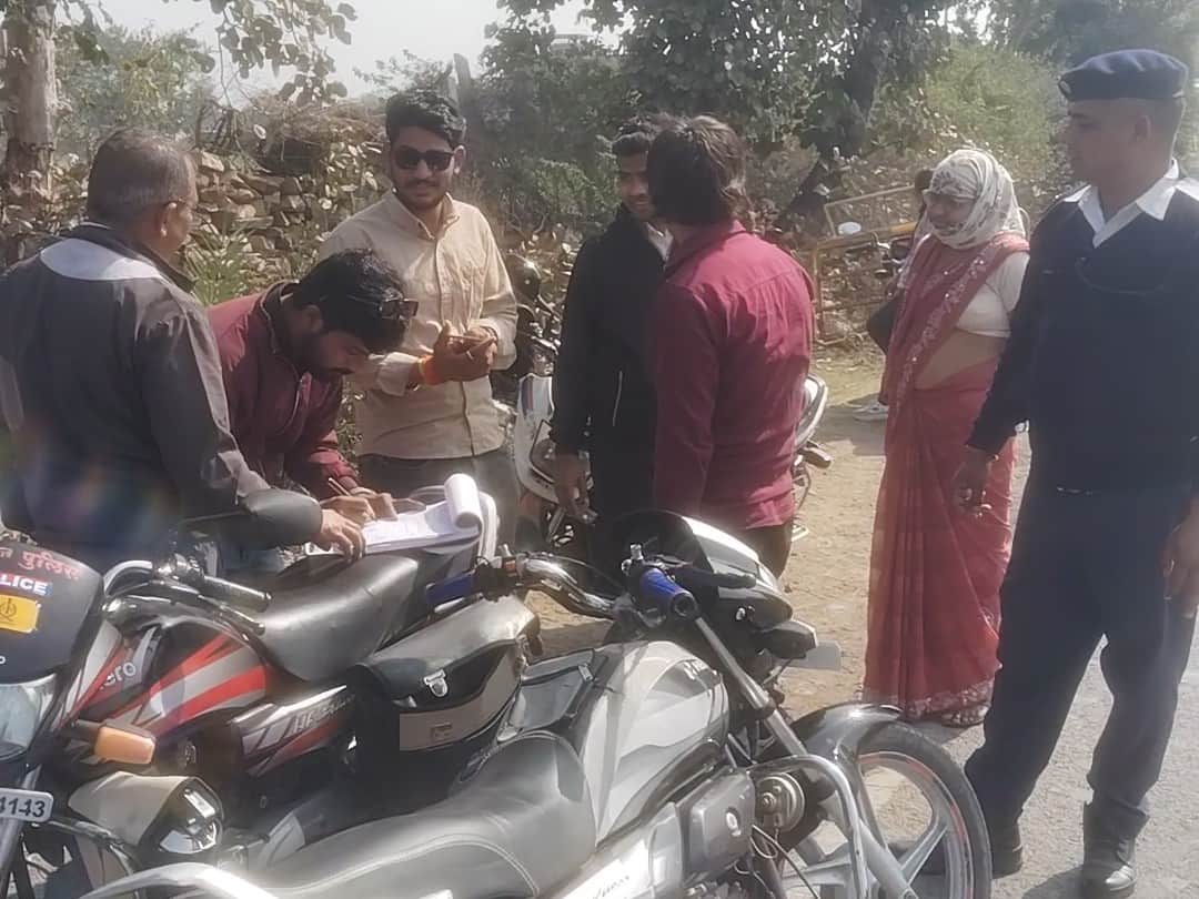 कोटा रोड झालावाड़ में ऑनलाइन चालान की कार्यवाई करते हुए ट्रैफिक पुलिस