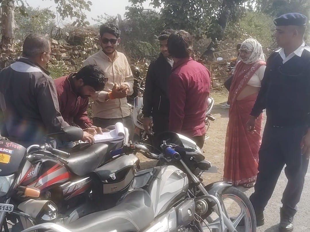 कोटा रोड झालावाड़ में ऑनलाइन चालान की कार्यवाई करते हुए ट्रैफिक पुलिस
