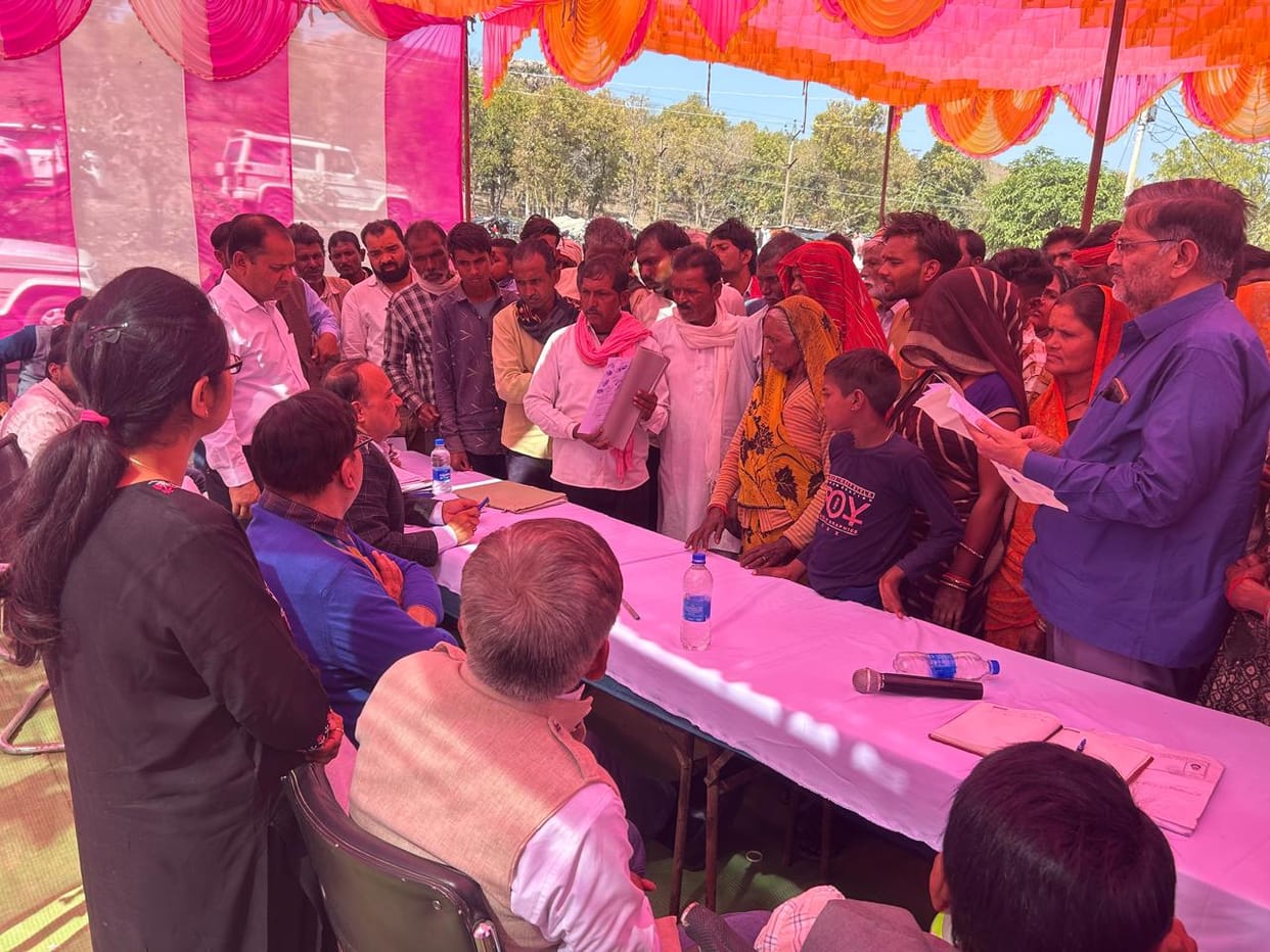 On the initiative of Tikamgarh Collector, a court of revenue officials was set up in Mohangarh village.