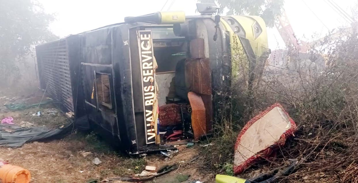 A sleeper bus from Jalandhar to Bahraich overturned in Khutar, injuring 18 passengers.