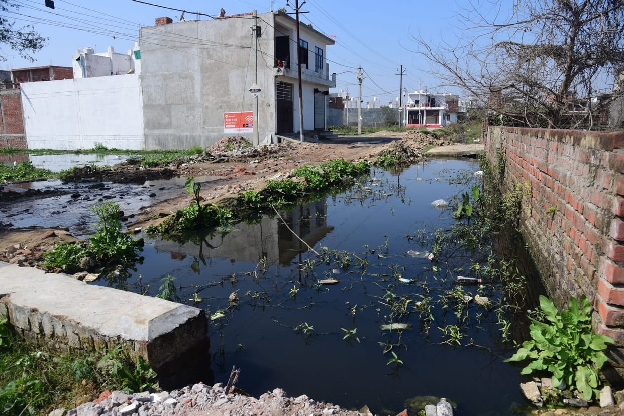 To resolve the dispute, the drain land in Gangotri Vihar will now be measured again.