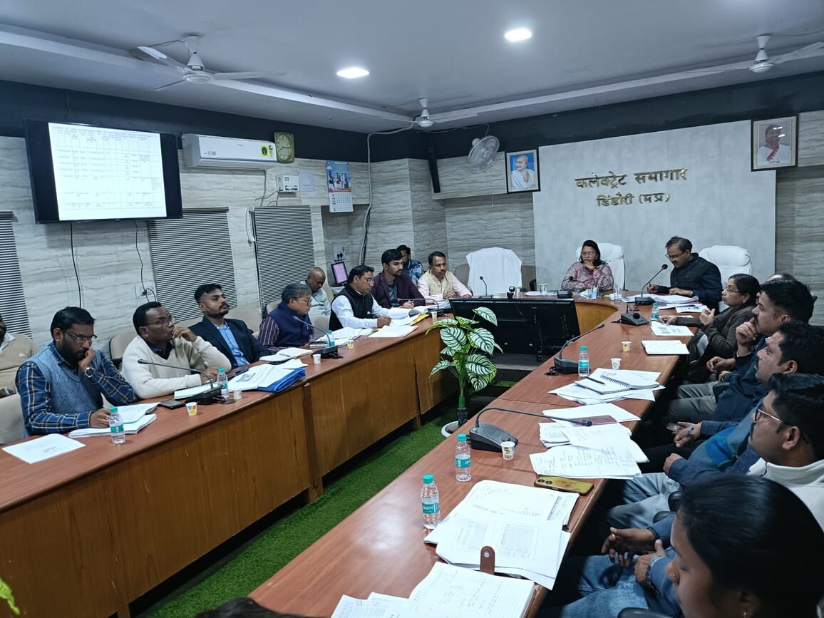 निर्माण कार्यों को लेकर अधिकारियों की बैठक।