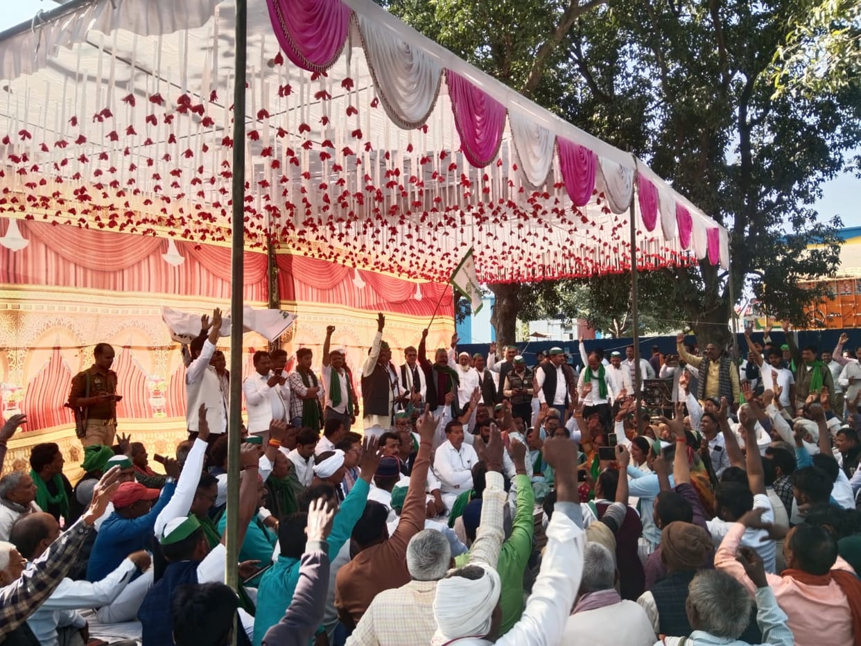 Farmers angered by the land acquisition policy, raise their voices at the Mahapanchayat (grand assembly).