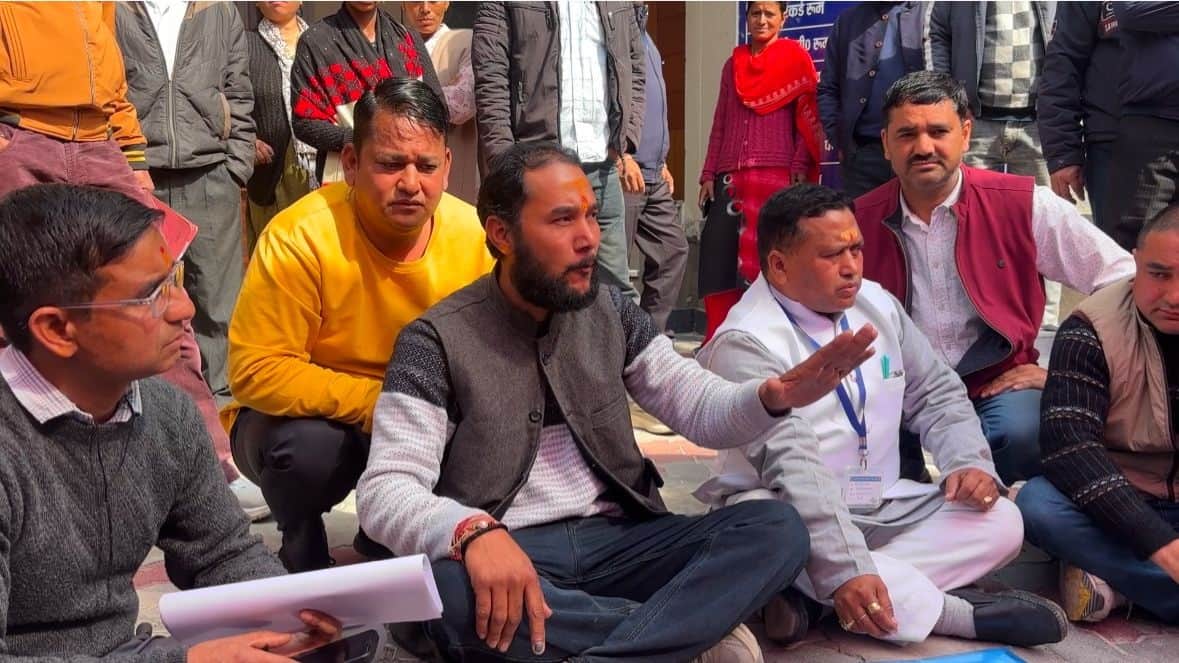 पाबौ ब्लॉक में आयोजित जन जन की सरकार कार्यक्रम के दौरान धरने पर बैठे जनप्रतिनिधि- संवाद