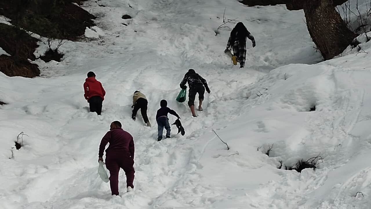 पुंछ जिले के पर्यटन स्थल सुलतानपत्थरी में बर्फ में मोज मस्ती करते पर्यटक