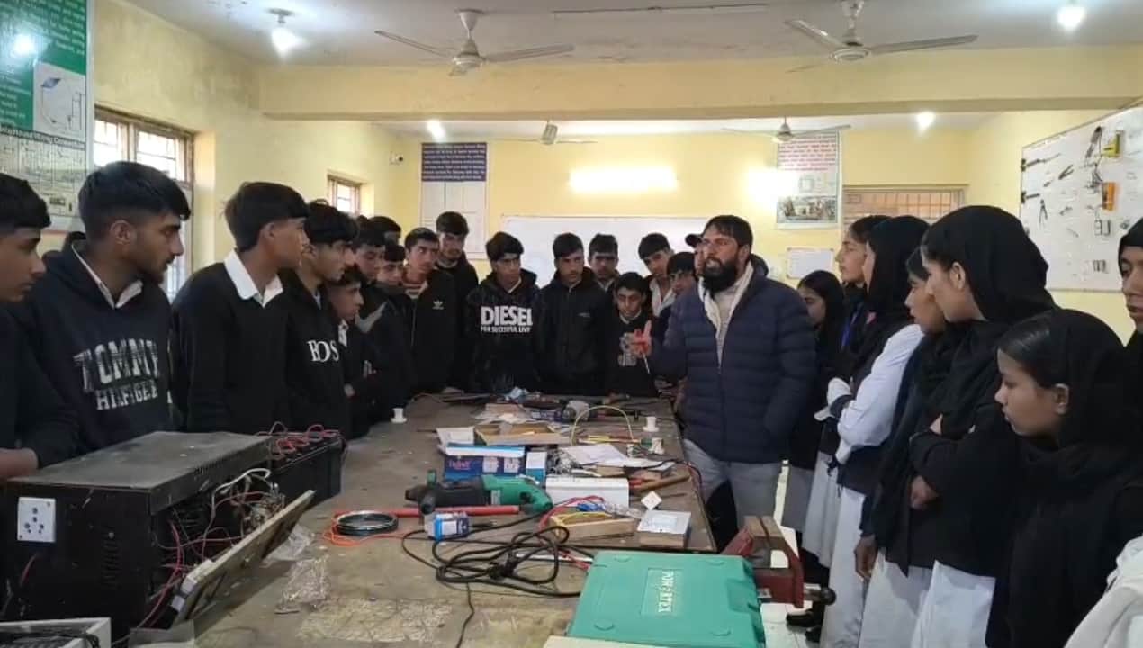 पुंछ के पीएमश्री हाई स्कूल दिगवार मलदेयालां के बच्चे आई टी आई सुरनकोट दोरे के दोरान जानकारी प्र