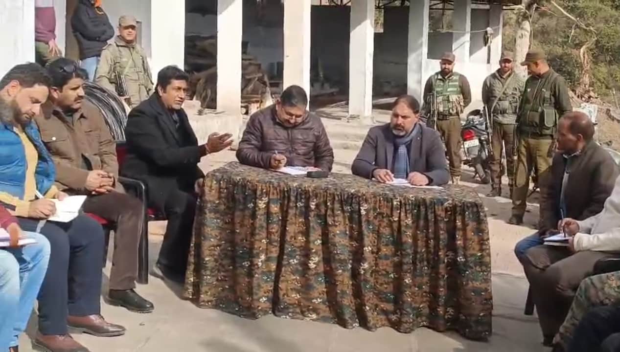 पुंछ के शिवखोडी मंदिर प्रांगण में शिवरात्री की तैयारियों की बैठक में भाग लेते जिला विकास उपाय