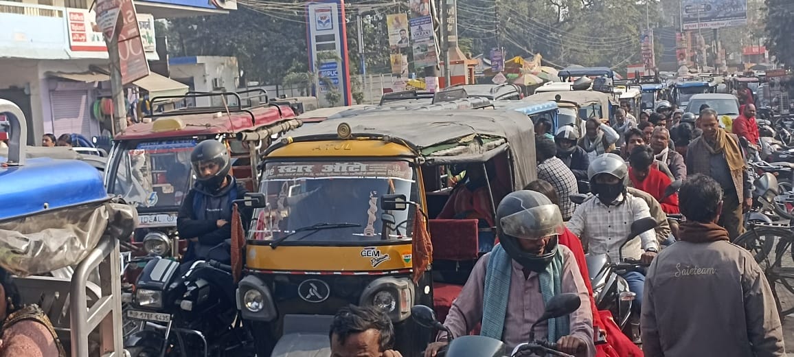 Monday's traffic jams caused increased inconvenience, with vehicles crawling through the city all day.