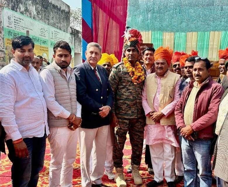 पैरा कमांडो सचिन चौहान का स्वागत करते ग्रामीण। स्रोत : ग्रामीण