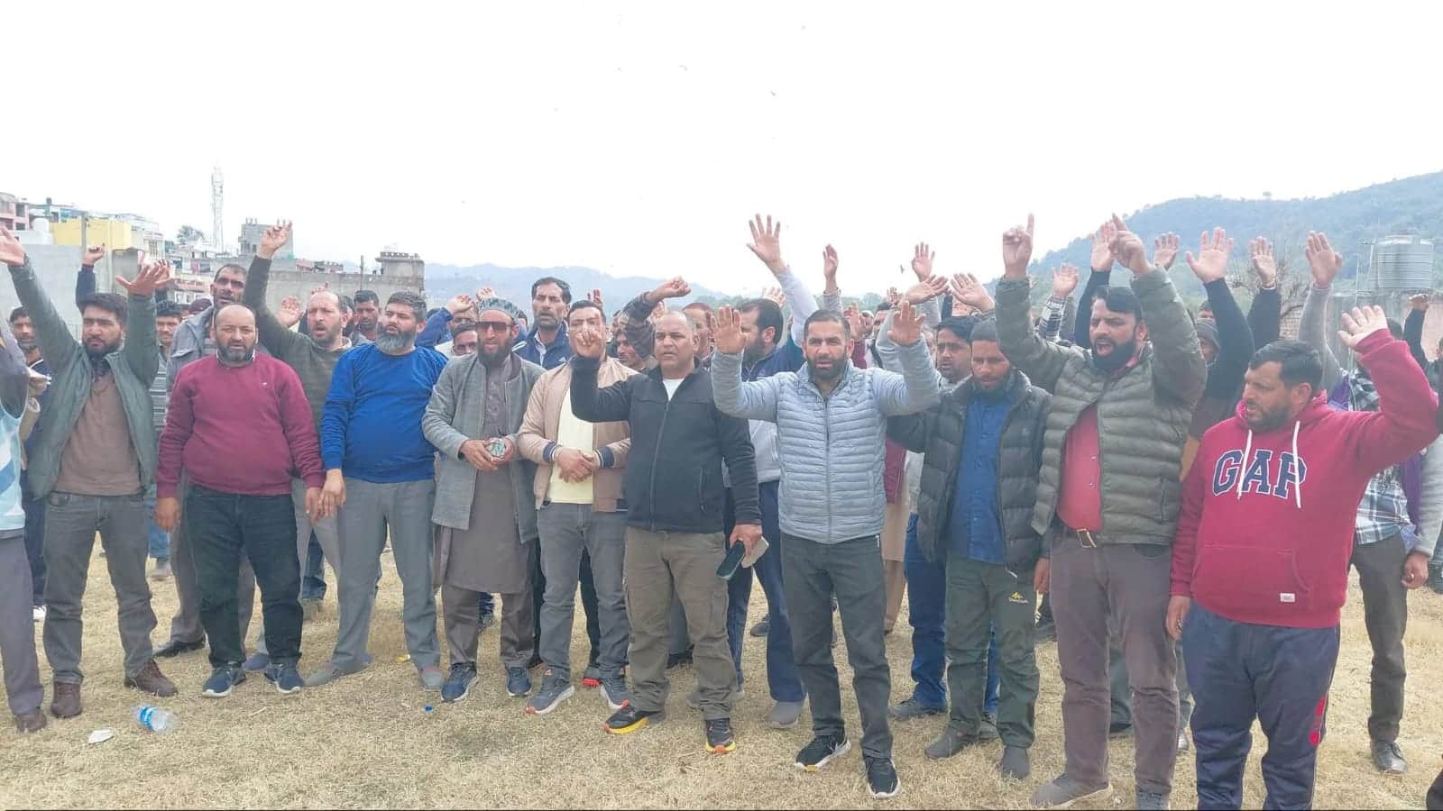 राजोेरी में डेली वेजर कासुअल कर्मियों ने किया विरोध प्रदर्शन, न्यूनतम मजदूरी कानून लागू करने की