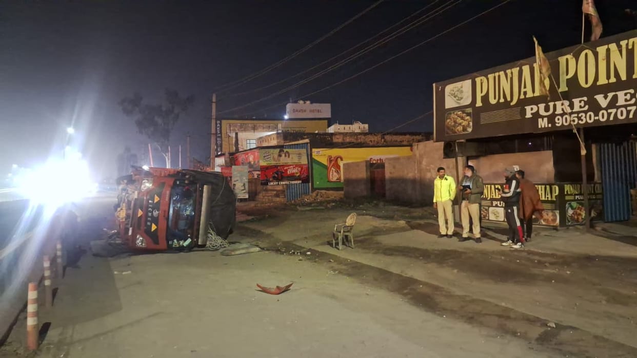Canter going from Ludhiana to Delhi overturned