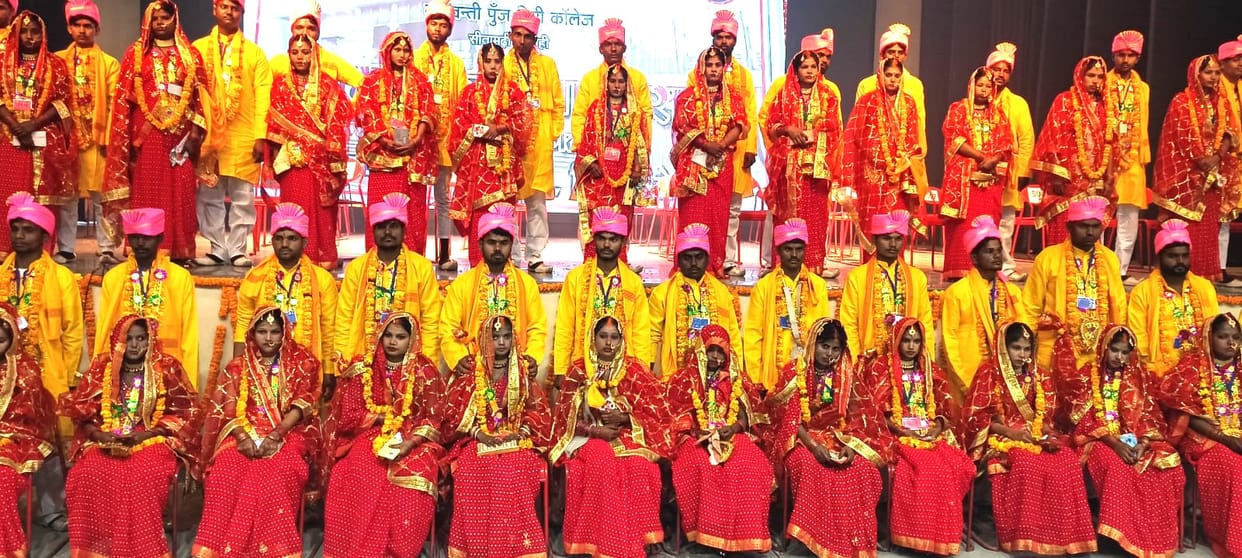The wedding procession arrived in Sitamarhi with music and drums, 30 couples took their vows.