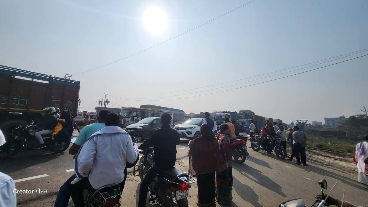 Bihar vaishali young man died in a road accident in people blocked the road vaishali News hajipur news
