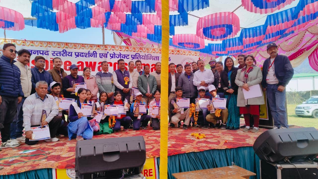 श्री पूर्णानंद इंटर कॉलेज मुनि की रेती में आयोजित प्रतियोगिता में पुरस्कार के साथ विजेता प्रतिभ