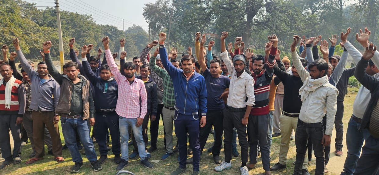 Tilhar Sugar Mill employees and management face-to-face on the issue of honorarium increase