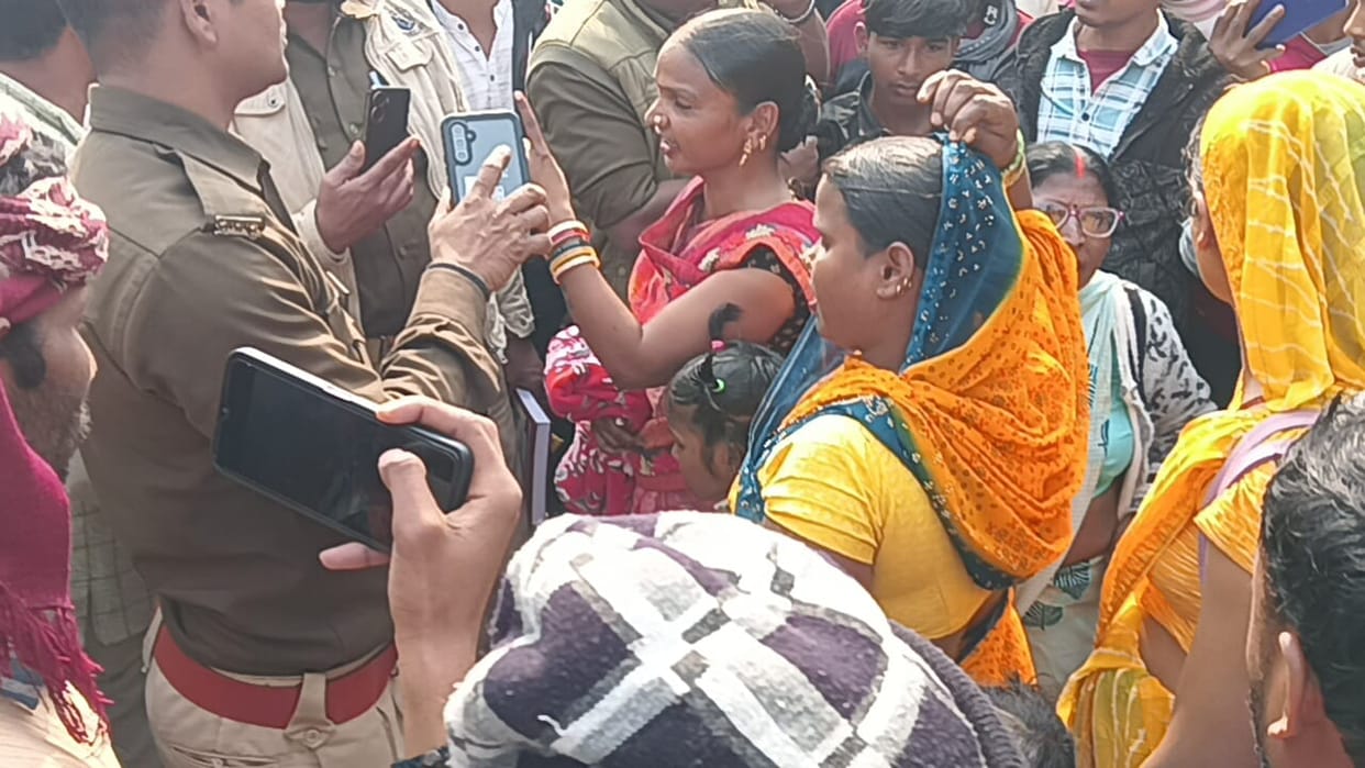 Jewelry stolen from the ear of an elderly woman riding in an e-rickshaw.