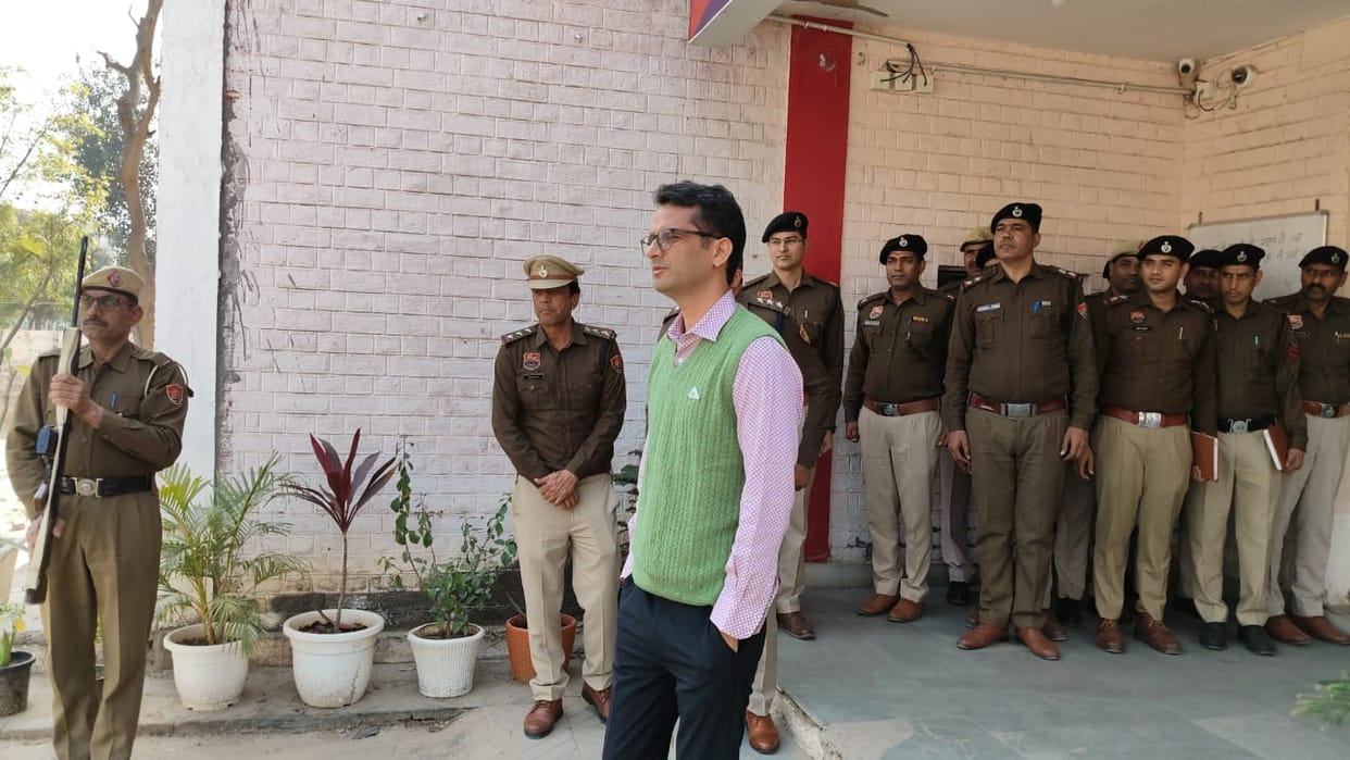 The SP reviewed the cases registered at the police station and gave instructions for the disposal of pending cases.