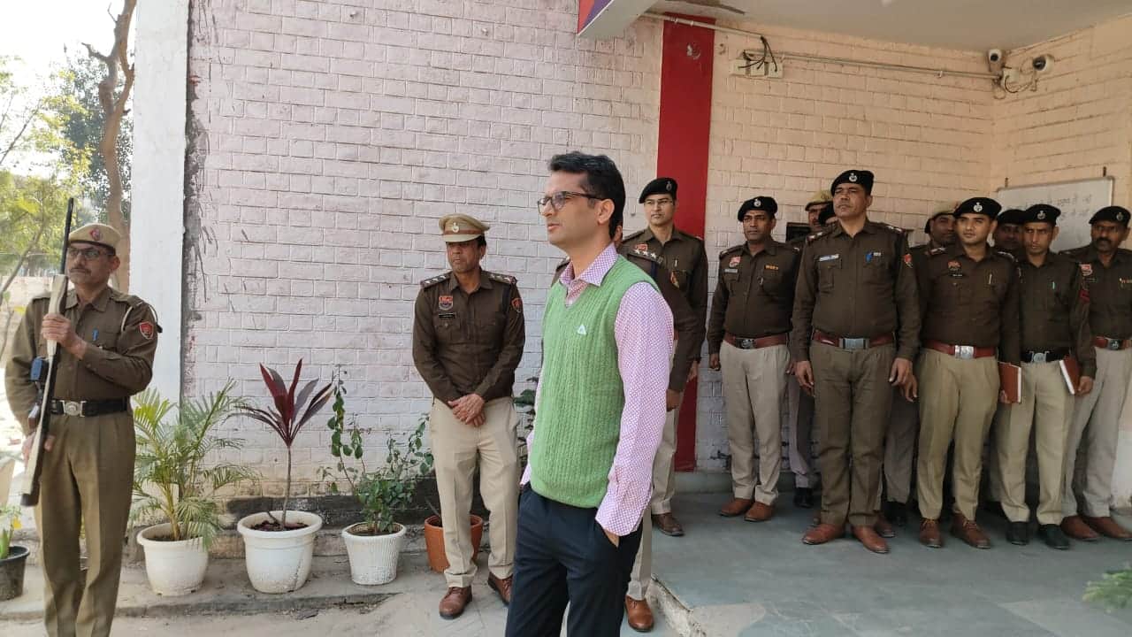 थाना माडल टाउन का औचक निरीक्षण करते पुलिस अधीक्षक हेमेंद्र मीणा। स्रोत : पुलिस