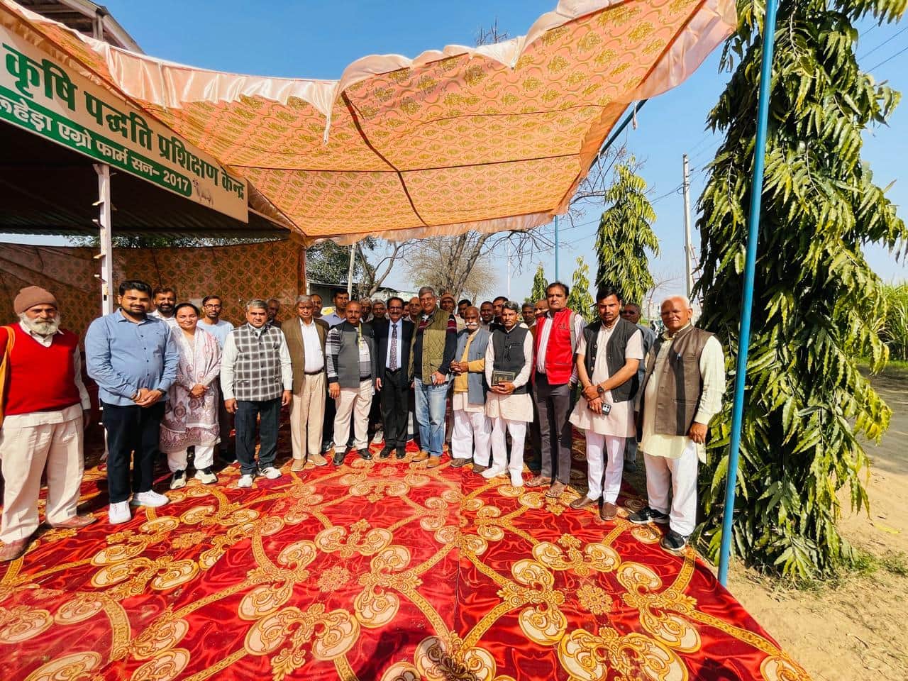 धारूहेड़ा में आयोजित कृषि प्रशिक्षण शिविर के दौरान एकत्रित हुए अधिकारी व किसान। स्रोत : विभाग