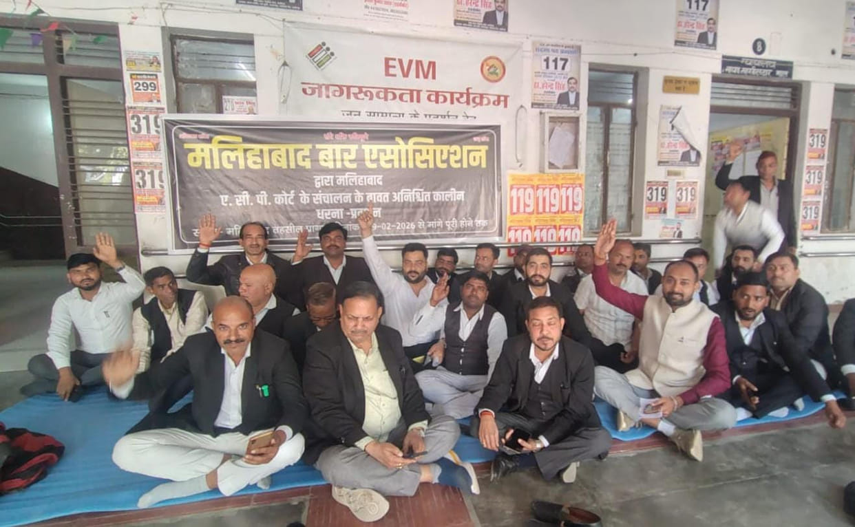 Lawyers begin indefinite strike