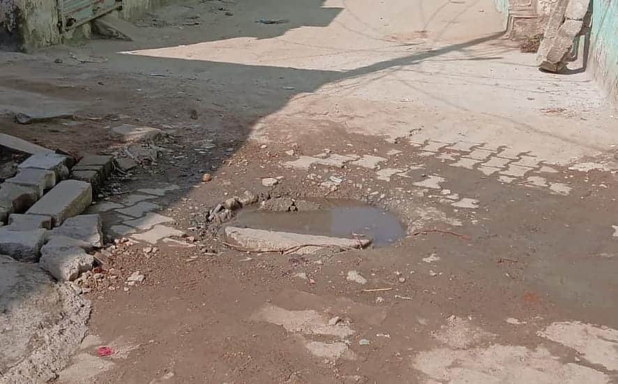 वार्ड नंबर 23 में ओवरफ्लो हो रहा सीवर। संवाद