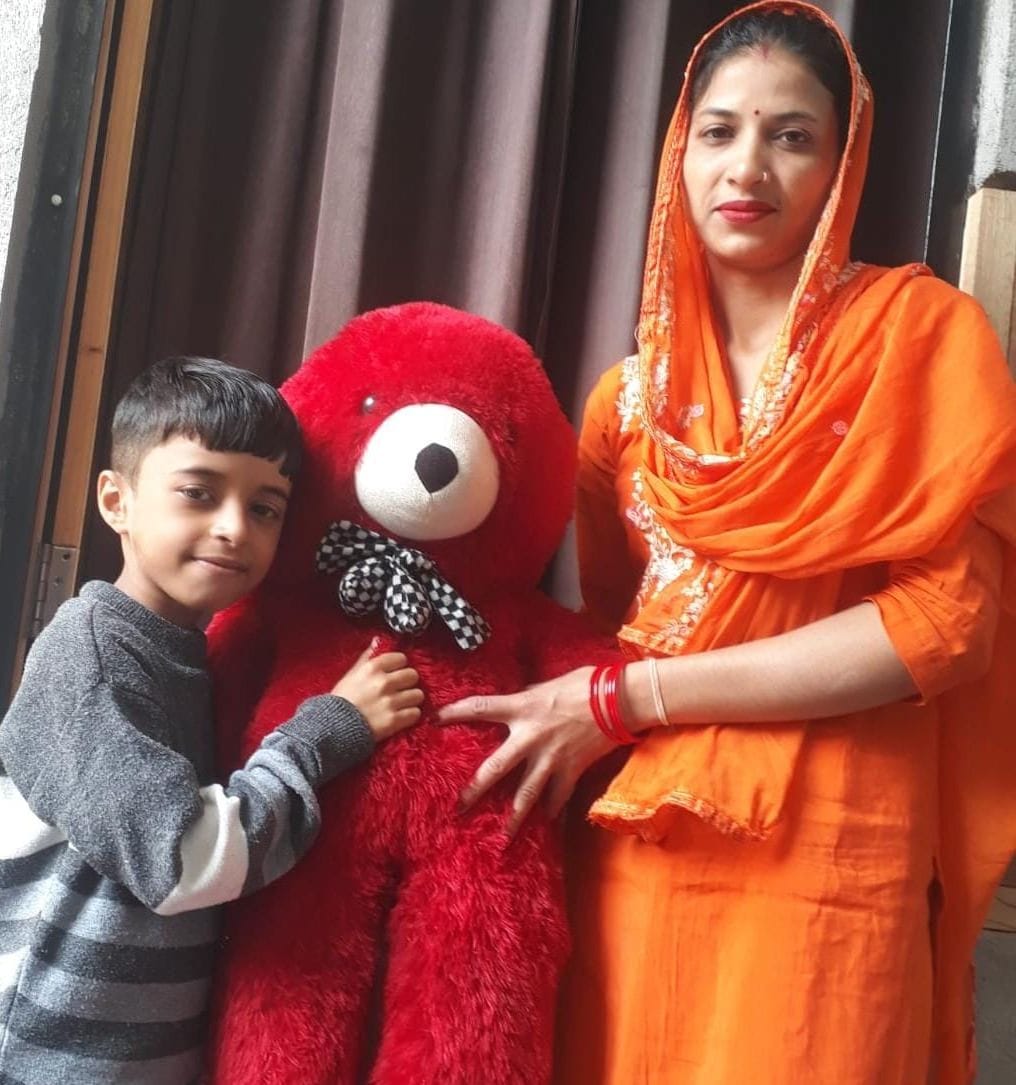 The youth gifted teddy bears to each other and took selfies.