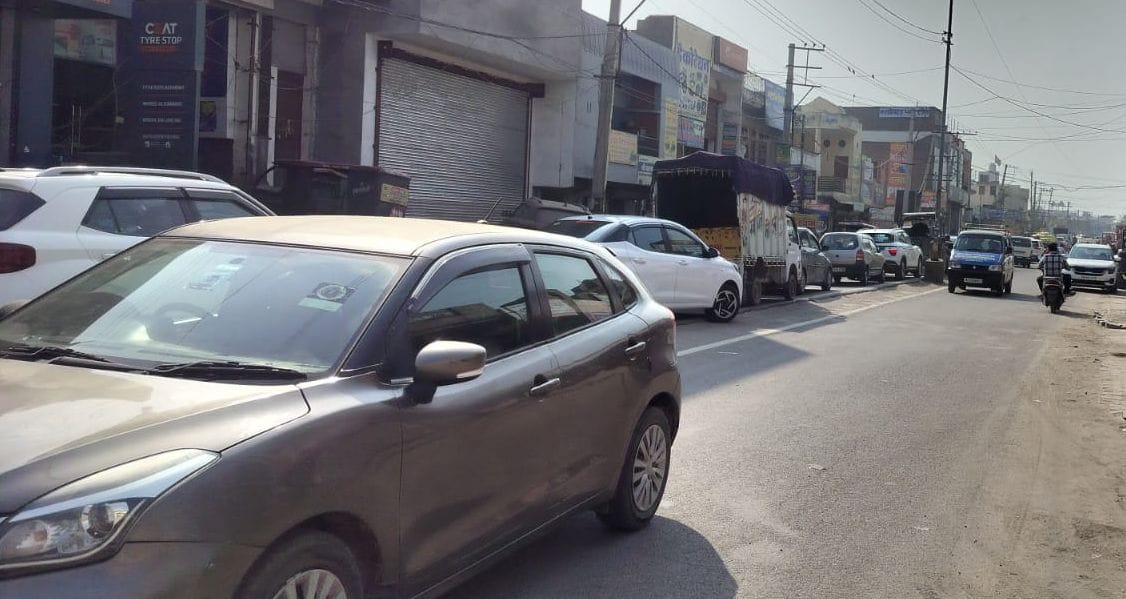 Vehicles were stranded for hours at Dalmawala Chowk, with traffic police absent.