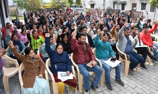 Diploma engineers raised their fists when their demands were not met.