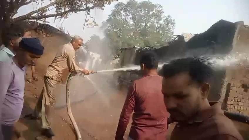 आग बुझाते ग्रामीण