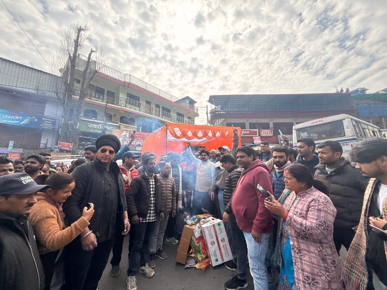 Congress workers protested against BJP workers