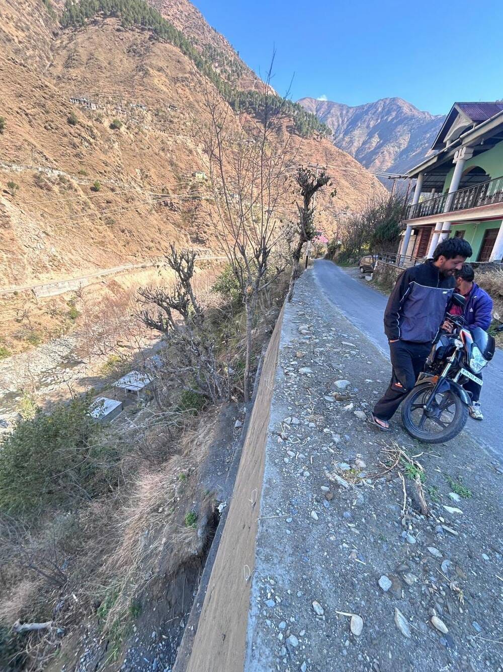 Lack of crash barrier on the Sangera-Bhala road