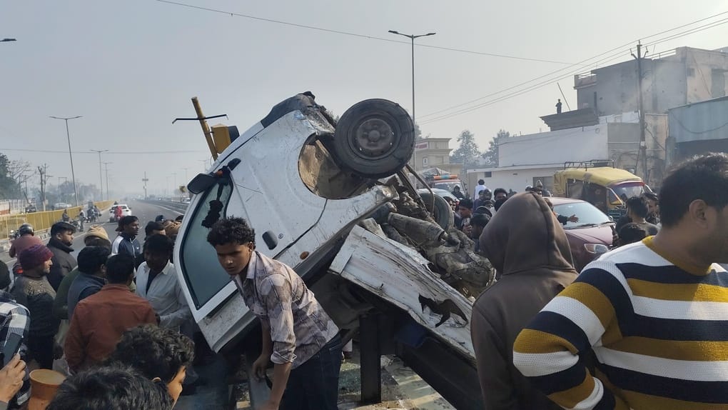 A dumper dragged a milk cart for 50 meters on the highway, causing a two-hour traffic jam.