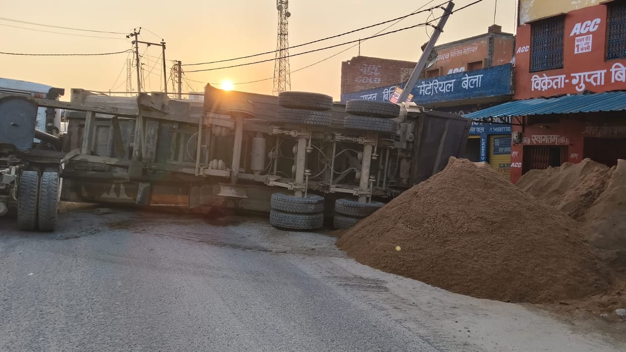 Overloaded dumper overturned while unloading gravel, two survivedOverloaded dumper overturned while unloading gravel, two survived