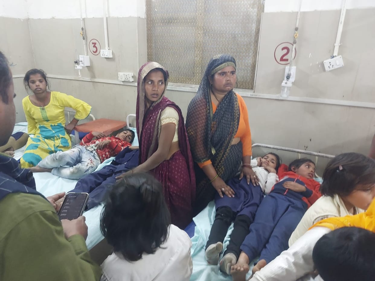 71 children arrive at Lohia Hospital's emergency room, causing panic