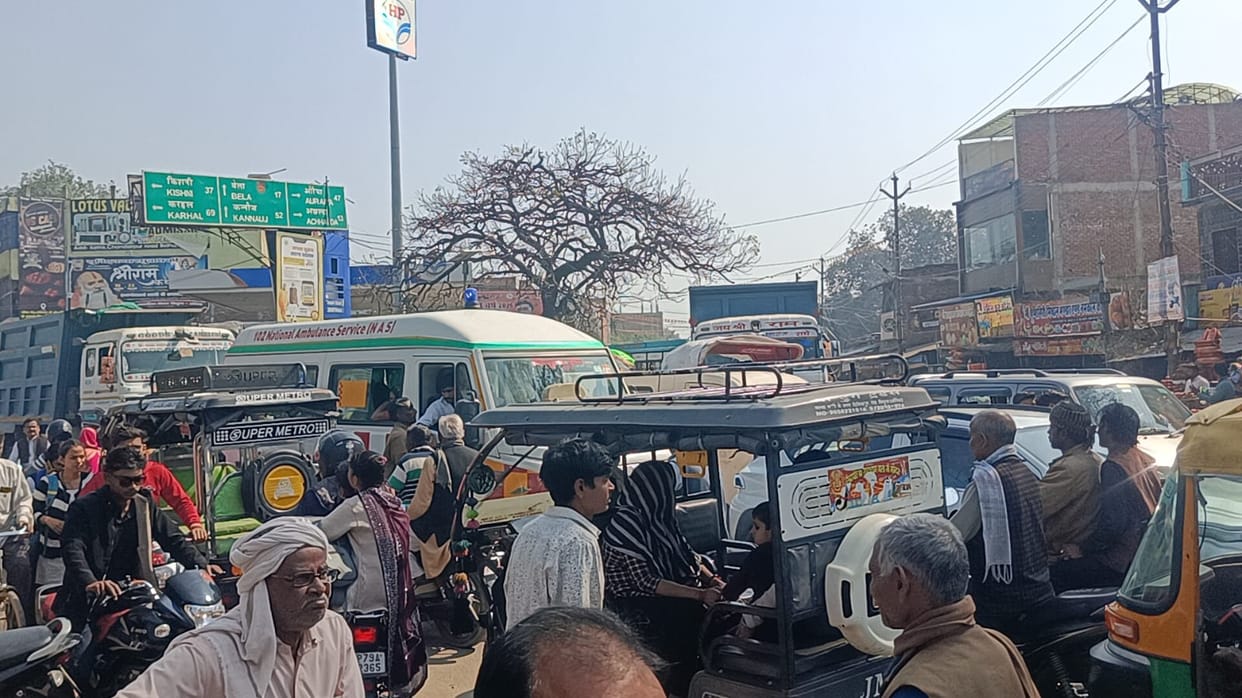 The police cleared the traffic jam and got the ambulance out.