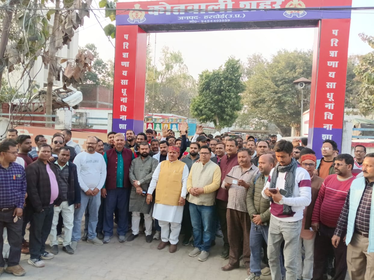 Attempt to burn effigy of Jayant Chaudhary in protest against mandatory TET, CO snatched it