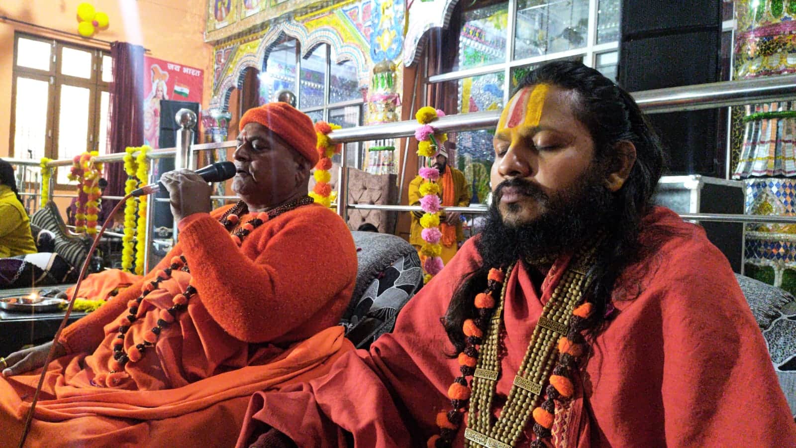 फोटो :- नौशेरा में बाबा लाल दयाल जी के मंदिर में श्री श्री 1008 महाबलेश्वर अक्षर नंद गिरी जी मह