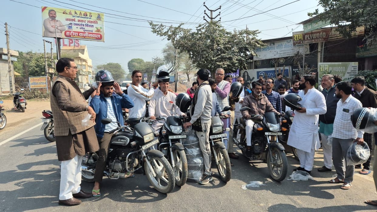 Rao supporters distributed helmets