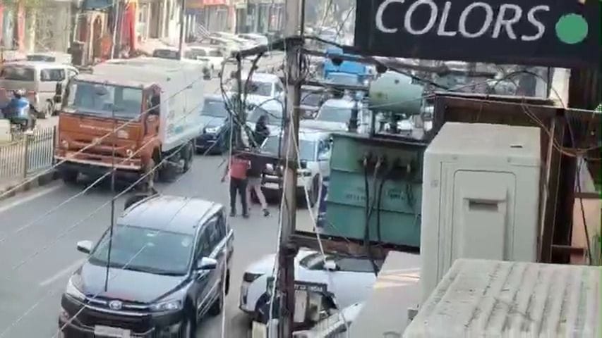 Sweeping machine gasped three times in one kilometer, causing traffic jam