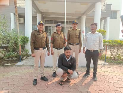 General Post Office Scam:Deputy Postmaster ArrestedPolice surrounded and apprehended him