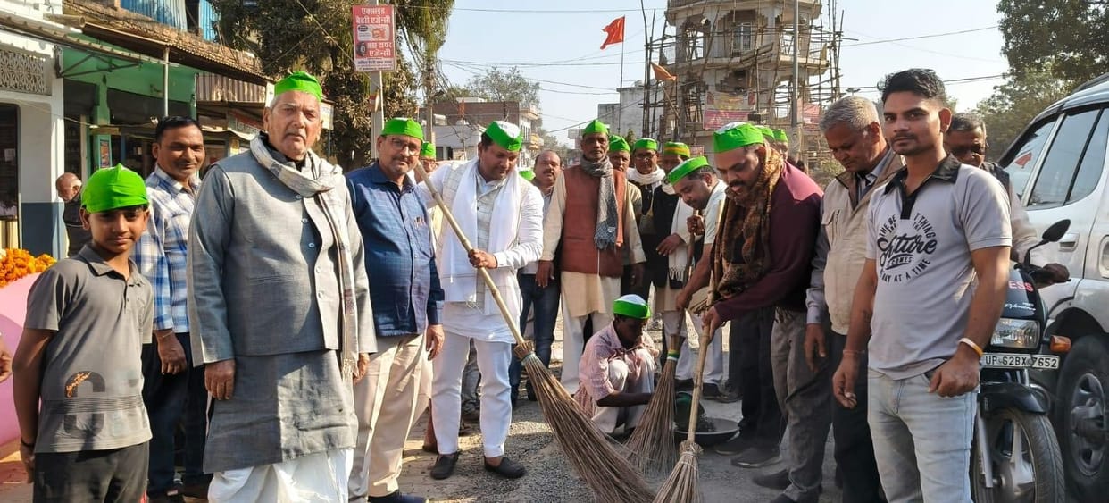 Market residents upset with shoddy work, protest by sweeping