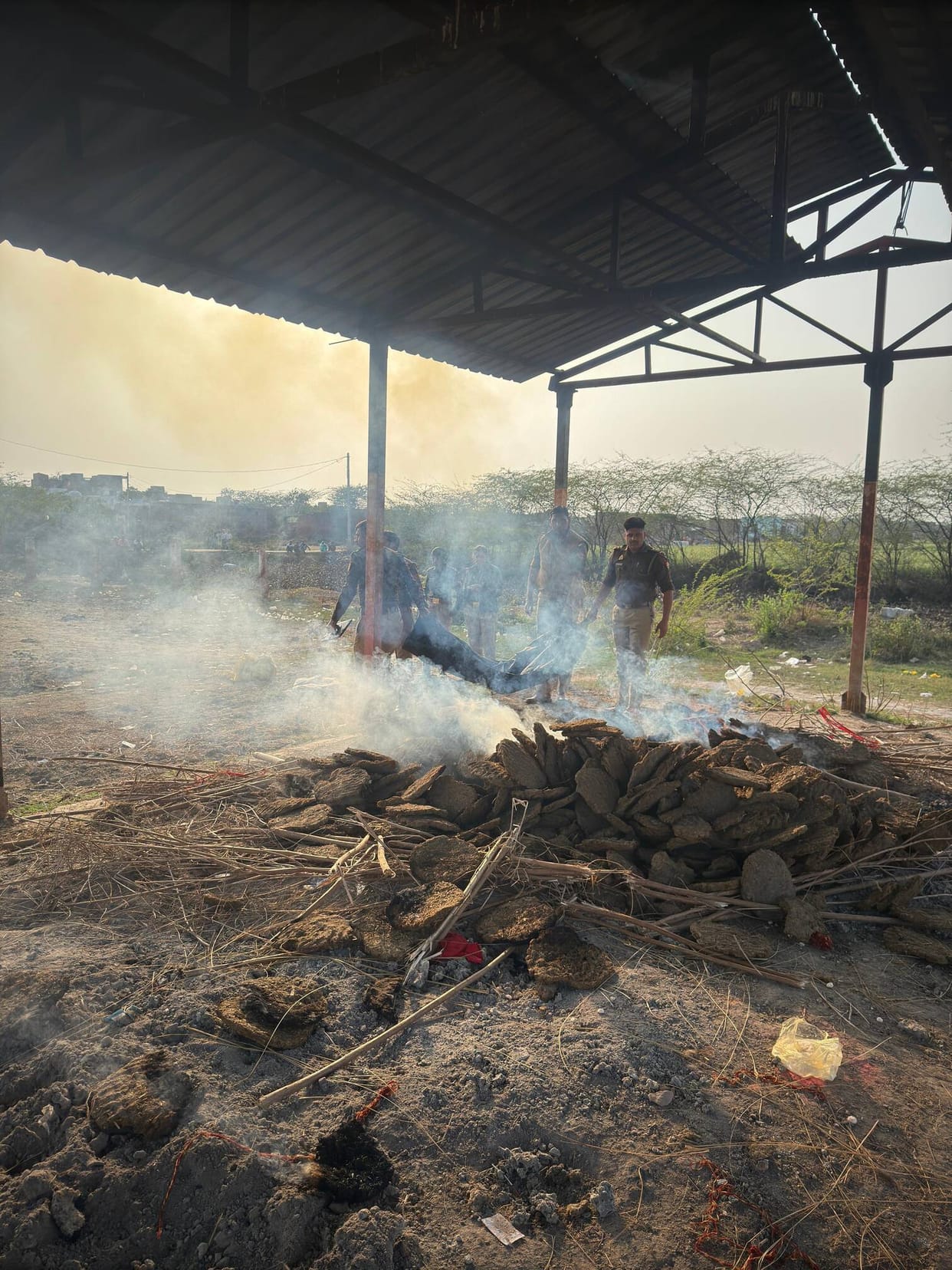Woman stops cremation of old man's body in Pinahat crematorium