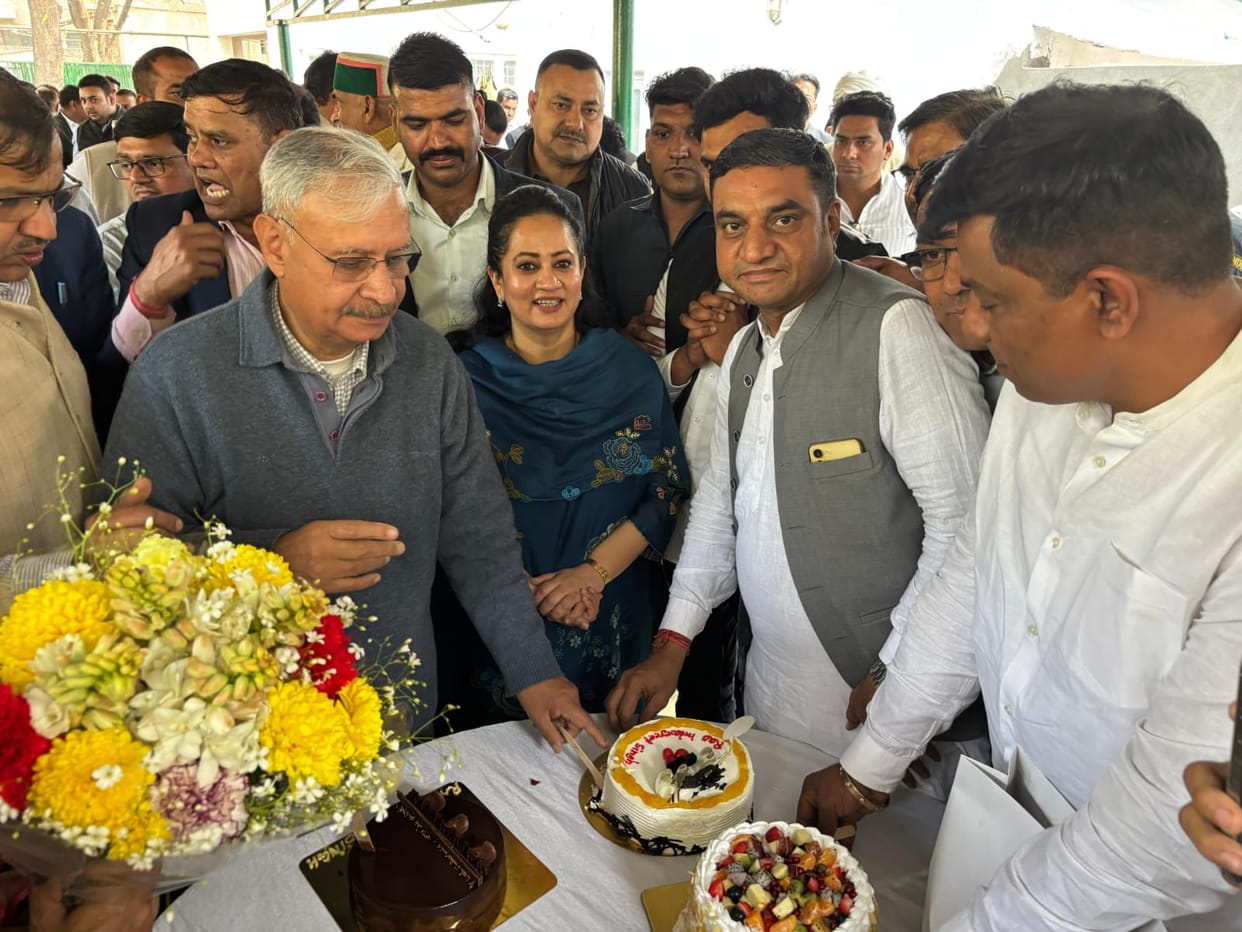 After reaching Delhi, Rao Indrajit cut a cake on his birthday.