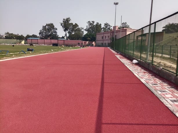 The work of laying the PU layer is complete, players will soon be able to run on the synthetic track.