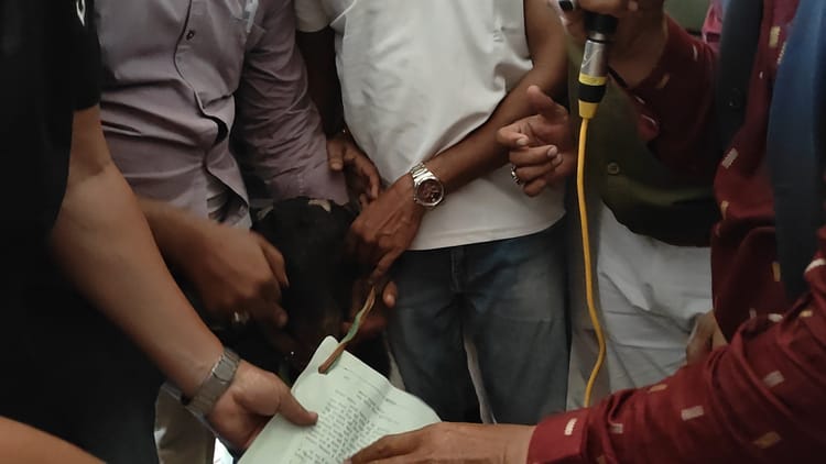 कांग्रेस का हल्लाबोल: SIR पर फर्जी आपत्तियों के खिलाफ घेराव, कमिश्नर से फोन पर हॉट टॉक, बकरे को सौंपा ज्ञापन