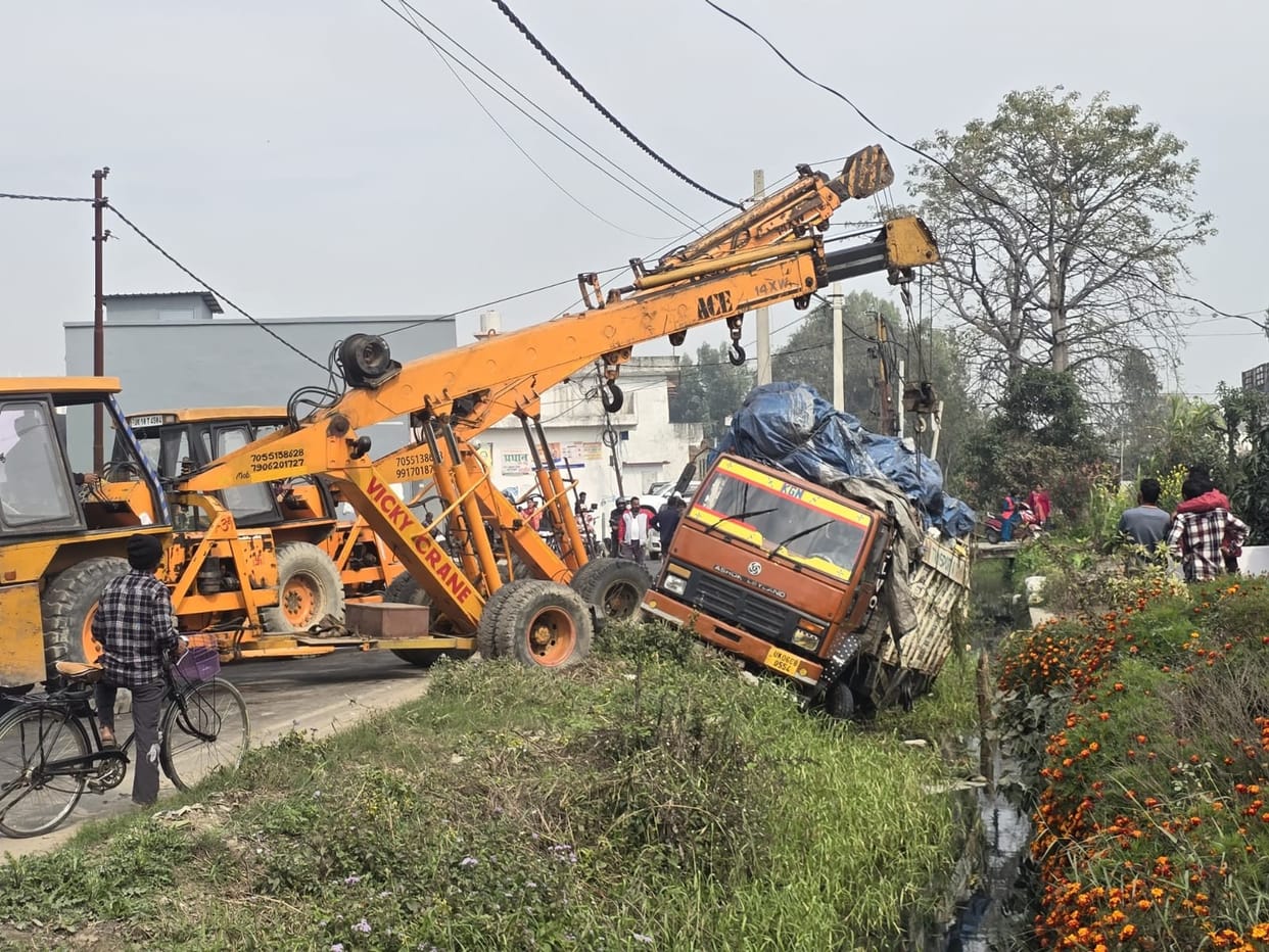 While trying to avoid a speeding dumper, a DCM loaded with scrap overturned in a canal.